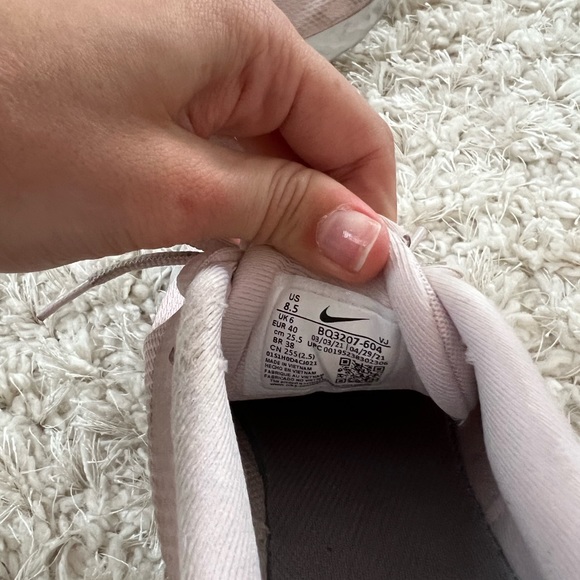 nike shoes - Picture 2 of 3